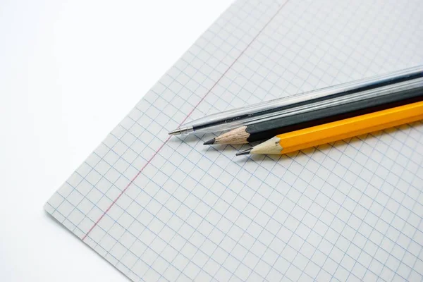 우리 안에 있는 백지 위에 펜과 연필을 놓는 모습. — 스톡 사진