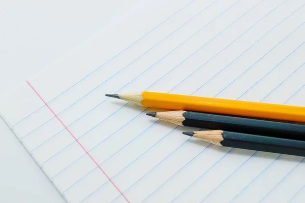 Griffin Bleistifte auf einem weißen Blatt Notizbuch in der Aufstellung. — Stockfoto