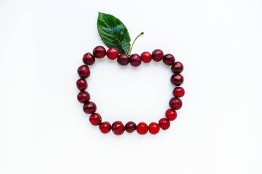 Beyaz arka planda kırmızı kiraz sulu.