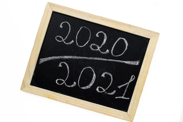 Inskription 2020 2021 krita på en svart tavla med en träram på en vit bakgrund. — Stockfoto
