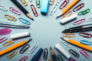 Gri arkaplan üzerindeki kırtasiye alıcılar için bir çember oluşturur.