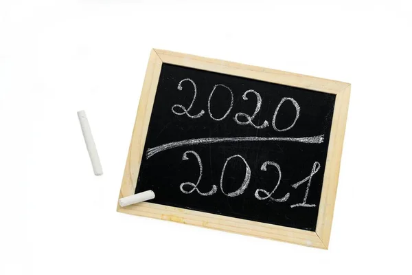 Inscrição 2020 2021 giz em um quadro preto com uma moldura de madeira em um fundo branco . — Fotografia de Stock