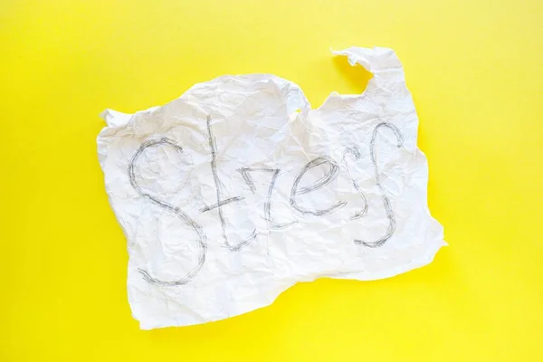 Yazı, parlak sarı arka plandaki bir kafeste beyaz bir kağıt üzerindeki strestir. Adım adım.. — Stok fotoğraf