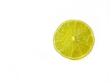 Beyaz arka planda parlak sulu ekşi limon kesimi.