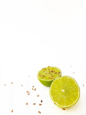 Beyaz arka planda parlak sulu ekşi limon kesimi.