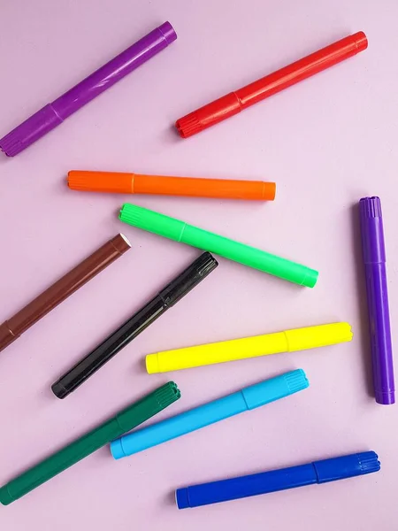 Multicolored markers on a purple background. Drawing. Back to school. — Stock Photo, Image