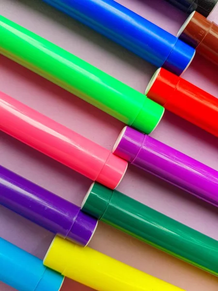 Marcadores multicoloridos em um fundo roxo. Desenho. De volta à escola . — Fotografia de Stock