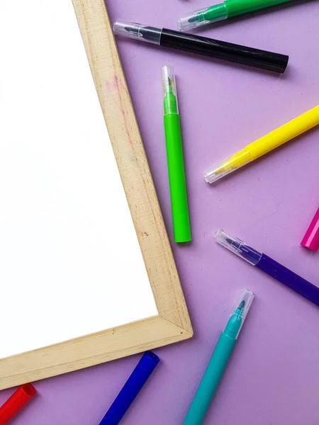 Hoja blanca limpia vacía para los compradores texto sobre el fondo púrpura y útiles escolares, lápices. Regreso a la escuela . — Foto de Stock