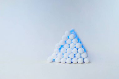 Beyaz arka planda mavi plastik kulaklıklar. Kişisel hijyen ve kişisel bakım. Kozmetoloji ve tıp.