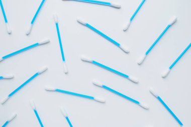 Beyaz arka planda mavi plastik kulaklıklar. Kişisel hijyen ve kişisel bakım. Kozmetoloji ve tıp.