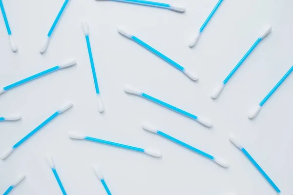 Orejas con plástico azul sobre fondo blanco. Higiene personal y autocuidado. Cosmetología y medicina . — Foto de Stock