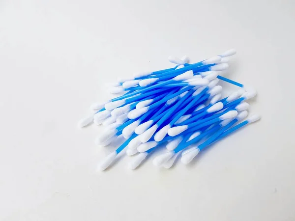 Bâtons d'oreille en plastique bleu sur fond blanc. Hygiène personnelle et autosoin. Cosmétologie et médecine. — Photo