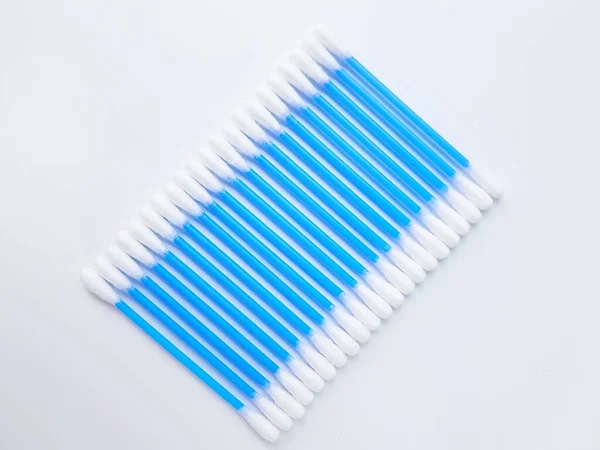 Orejas con plástico azul sobre fondo blanco. Higiene personal y autocuidado. Cosmetología y medicina . — Foto de Stock