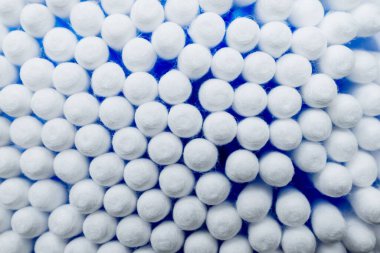 Beyaz arka planda mavi plastik kulaklıklar. Kişisel hijyen ve kişisel bakım. Kozmetoloji ve tıp.