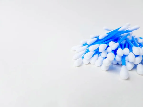 Cotton sticks ear blue plastic on a white background. Personal hygiene and care. Cosmetology and medicine. — Stock Photo, Image