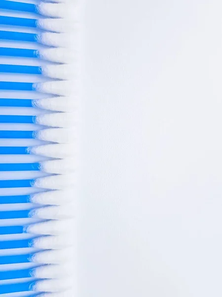 Cotton sticks ear blue plastic on a white background. Personal hygiene and care. Cosmetology and medicine. — Stock Photo, Image