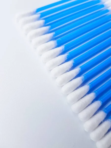 Bawełna przykleja jasnoniebieski plastik na białym tle. Higiena osobista i opieka. Kosmetologia i medycyna. — Zdjęcie stockowe