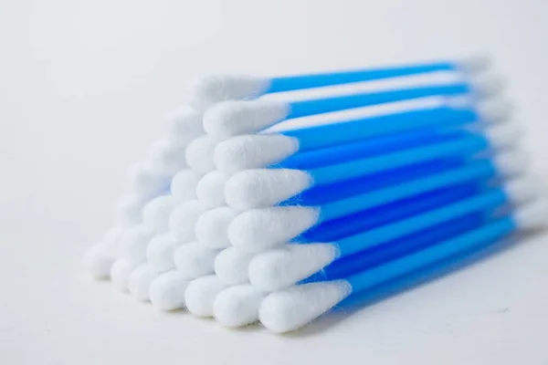 Cotton sticks ear blue plastic on a white background. Personal hygiene and care. Cosmetology and medicine. — Stock Photo, Image