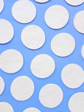 Mavi arka planda pamuk pamuk diskler. Kozmetik ve tıp. Kendine dikkat et..