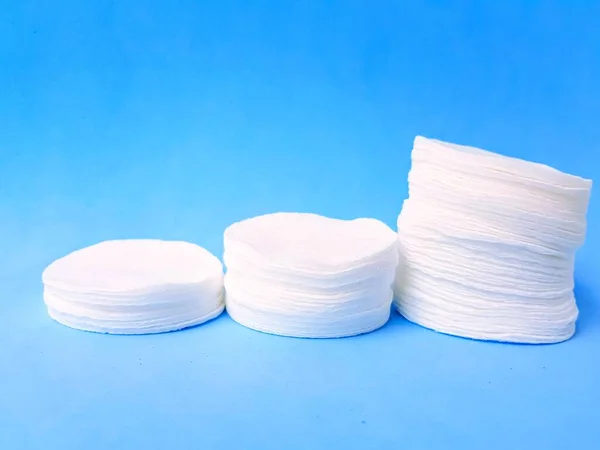 Round cotton discs on a bright blue background. Taking care of yourself. — Stock Photo, Image