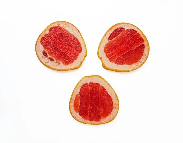 Rote reife saftige Grapefruit in einem Schnitt auf weißem Hintergrund von oben. Das Konzept von Ernährung und gesunder Ernährung. Ein Ort für Text. — Stockfoto