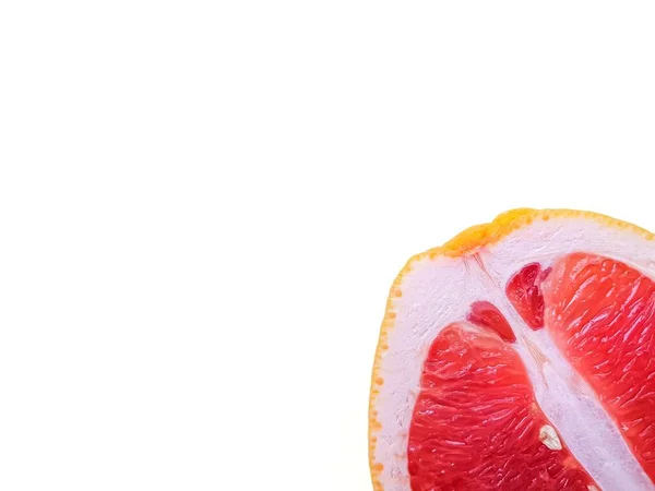 Pomelo jugoso rojo maduro en un corte sobre una vista de fondo blanco desde arriba. El concepto de dieta y alimentación saludable. Un lugar para el texto. — Foto de Stock
