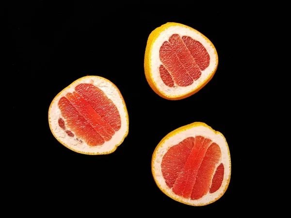 Červený zralý šťavnatý grep v řezu na černém pozadí shora. Koncept stravy a zdravého stravování. Místo pro text. — Stock fotografie