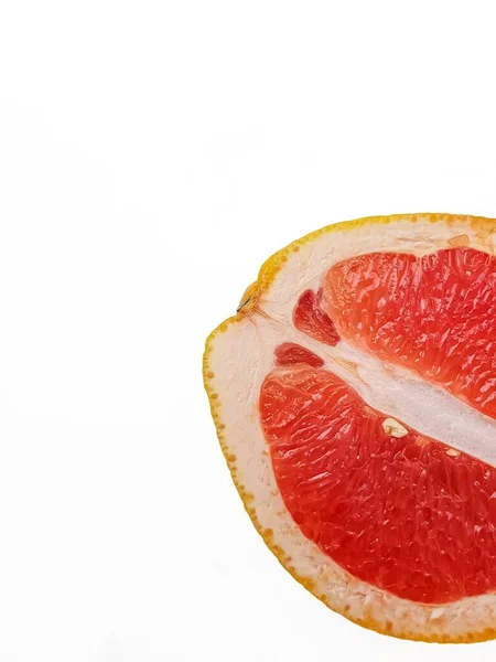 Pomelo jugoso rojo maduro en un corte sobre una vista de fondo blanco desde arriba. El concepto de dieta y alimentación saludable. Un lugar para el texto. — Foto de Stock