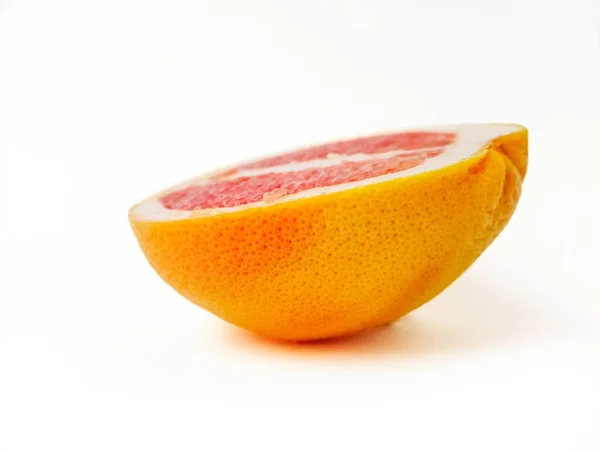 Rote reife saftige Grapefruit in einem Schnitt auf weißem Hintergrund. Das Konzept von Ernährung und gesunder Ernährung. Ein Ort für Text. — Stockfoto