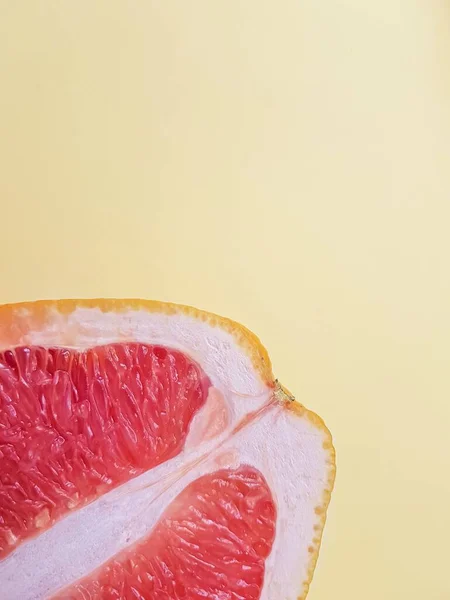 Rote reife saftige Grapefruit in einem Schnitt auf gelbem Hintergrund von oben. Das Konzept von Ernährung und gesunder Ernährung. Ein Ort für Text. — Stockfoto
