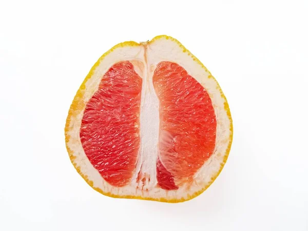 Rote reife saftige Grapefruit in einem Schnitt auf weißem Hintergrund. Das Konzept von Ernährung und gesunder Ernährung. Ein Ort für Text. — Stockfoto