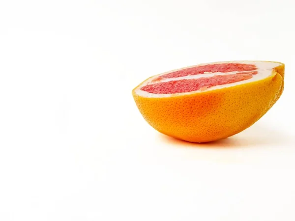 Rote reife saftige Grapefruit in einem Schnitt auf weißem Hintergrund. Das Konzept von Ernährung und gesunder Ernährung. Ein Ort für Text. — Stockfoto