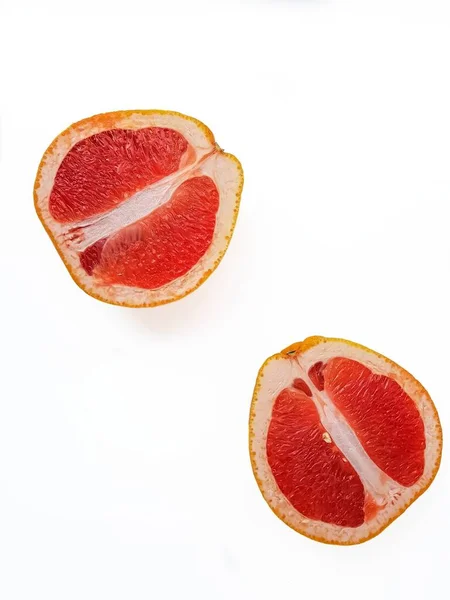 Rote reife saftige Grapefruit in einem Schnitt auf weißem Hintergrund. Das Konzept von Ernährung und gesunder Ernährung. Ein Ort für Text. — Stockfoto