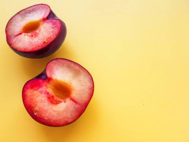 Sarı arka planda kırmızı sulu olgun şeftali. Mesajlaşmak için bir yer. Sağlıklı beslenme