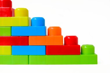 Beyaz bir arka planda çok renkli çocuk tasarımcısı. Çocuklar için ilginç eğitici oyunlar. Metin için yer. 