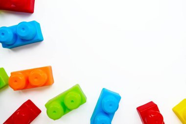 Beyaz arka planda çok renkli çocuk tasarımcısı olarak serpilmiş. Çocukluk. Kullanışlı ve ilginç oyunlar.