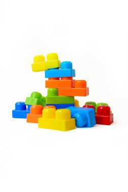 Beyaz arka planda çok renkli çocuk tasarımcısı olarak serpilmiş. Çocukluk. Kullanışlı ve ilginç oyunlar.