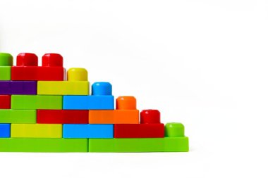 Beyaz bir arka planda çok renkli çocuk tasarımcısı. Çocuklar için ilginç eğitici oyunlar. Metin için yer. 