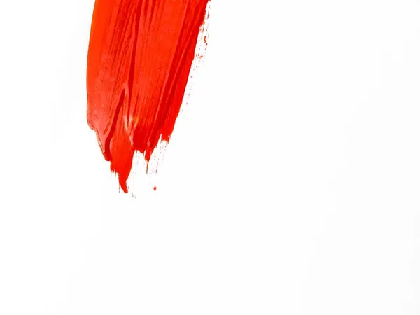Мазок красной краски на белом фоне. Место для текста. — стоковое фото