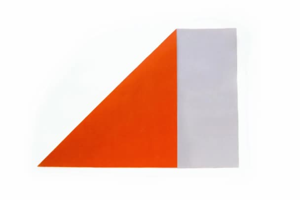 Instrucciones de origami paso a paso. Cómo hacer un perro de papel de color naranja. Instrucciones sobre una vista superior de fondo blanco. Paso 1-7. — Vídeo de stock