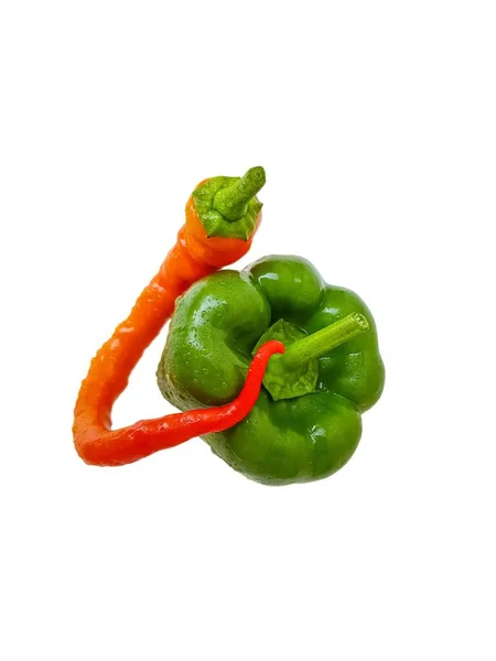 Green and red bell pepper on a white background. The concept of a healthy diet. — Stock Photo, Image
