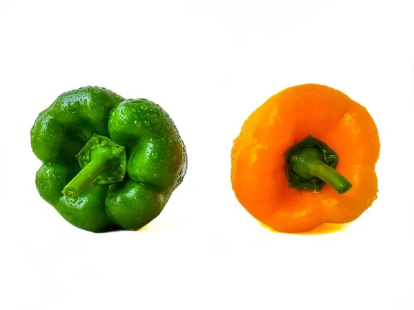 Pimiento verde y amarillo sobre fondo blanco. El concepto de una dieta saludable. — Foto de Stock