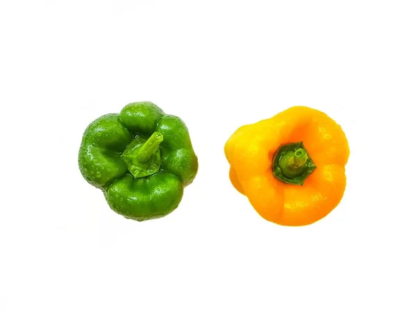 Pimenta verde e amarela sobre um fundo branco. O conceito de uma dieta saudável. — Fotografia de Stock