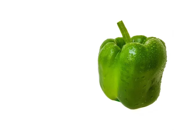 Grüne Paprika auf weißem Hintergrund. Das Konzept einer gesunden Ernährung. — Stockfoto