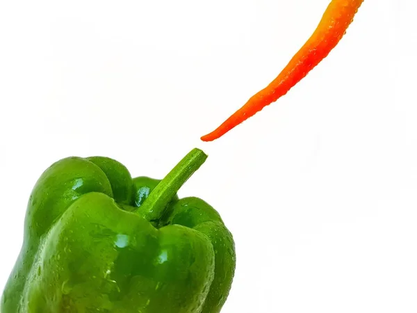 Beyaz arka planda yeşil ve kırmızı dolma biber. Sağlıklı beslenme kavramı. — Stok fotoğraf