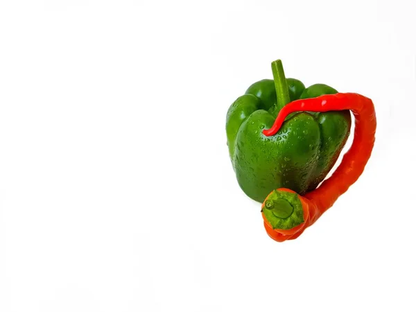 Green and red bell pepper on a white background. The concept of a healthy diet. — Stock Photo, Image