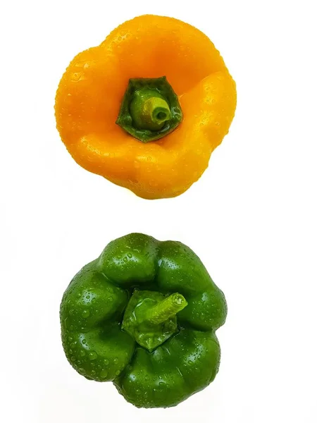 Pimiento verde y amarillo sobre fondo blanco. El concepto de una dieta saludable. — Foto de Stock