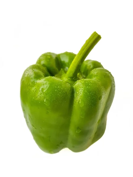 Grüne Paprika auf weißem Hintergrund. Das Konzept einer gesunden Ernährung. — Stockfoto