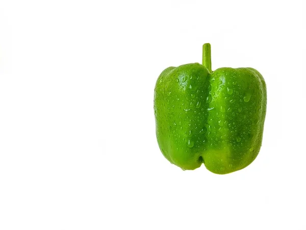 Pimenta verde em um fundo branco. O conceito de uma dieta saudável. — Fotografia de Stock