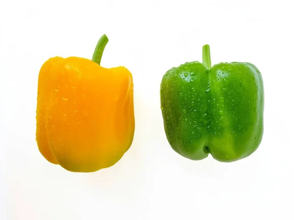 Pimiento verde y amarillo sobre fondo blanco. El concepto de una dieta saludable. — Foto de Stock